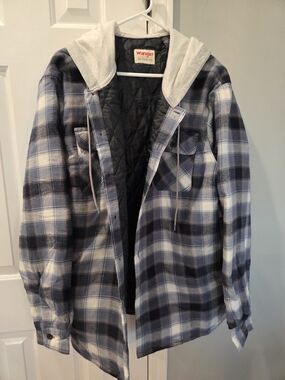 NWT Wrangler Blue and White Plaid Quilted Hooded Shirt Jacket